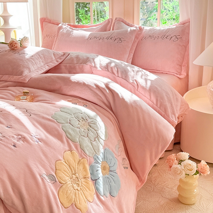 91家纺网 家纺一手货源 找家纺 梦纤绒 2025秋冬新款8斤220g全消光牛奶绒系列四件套-梦境 梦境--樱花粉