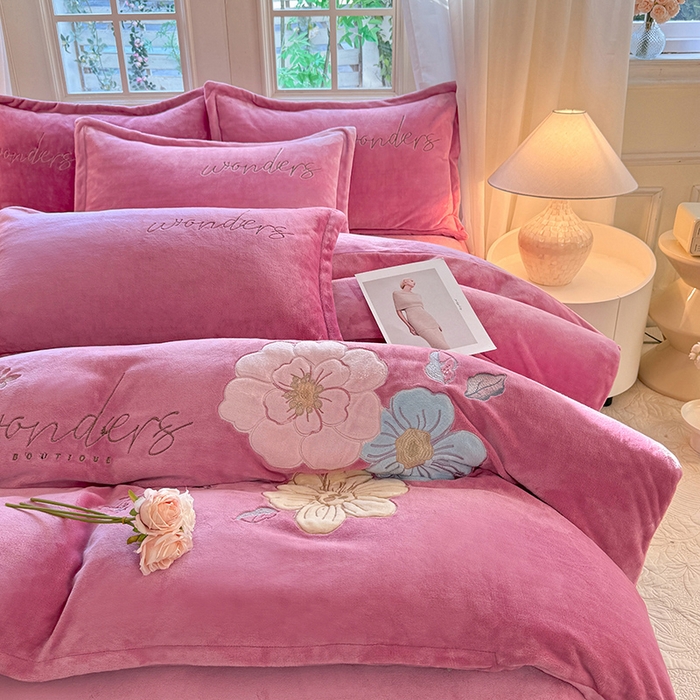 91家纺网 家纺一手货源 找家纺 梦纤绒 2025秋冬新款8斤220g全消光牛奶绒系列四件套-梦境 梦境--豆沙红