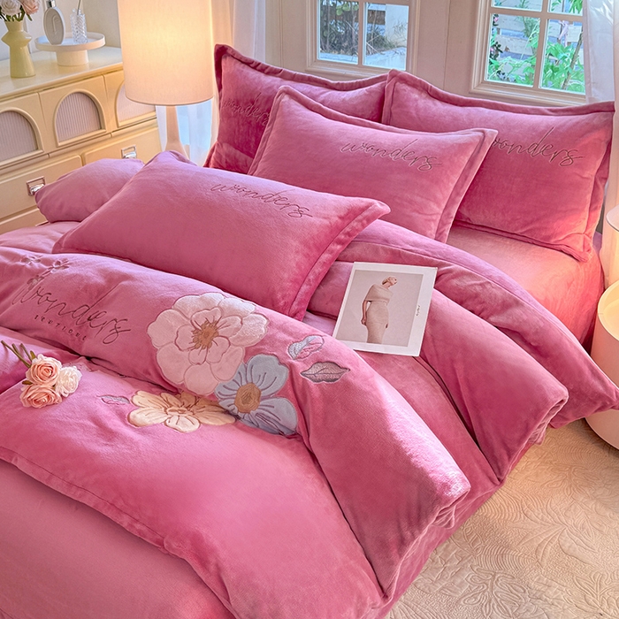 91家纺网 家纺一手货源 找家纺 梦纤绒 2025秋冬新款8斤220g全消光牛奶绒系列四件套-梦境 梦境--豆沙红