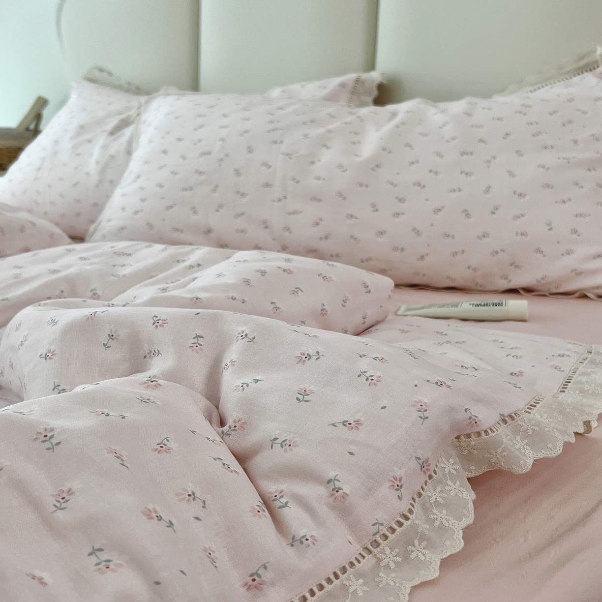 91家纺网 家纺一手货源 找家纺 荣轩2025新款全棉双层纱镂空花边工艺款四件套（铺床版）芳菲 粉