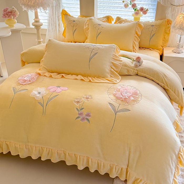 91家纺网 家纺一手货源 找家纺 （总）梦纤绒 2025秋冬新款230g高克重韩版立体盘花牛奶绒绣花四件套-洛丽塔