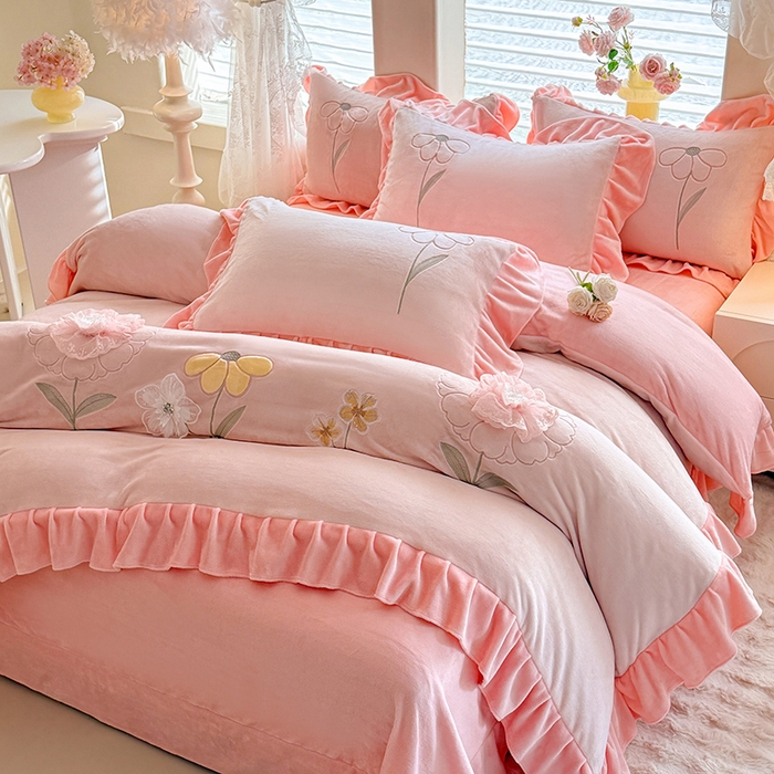 91家纺网 家纺一手货源 找家纺 （总）梦纤绒 2025秋冬新款230g高克重韩版立体盘花牛奶绒绣花四件套-洛丽塔