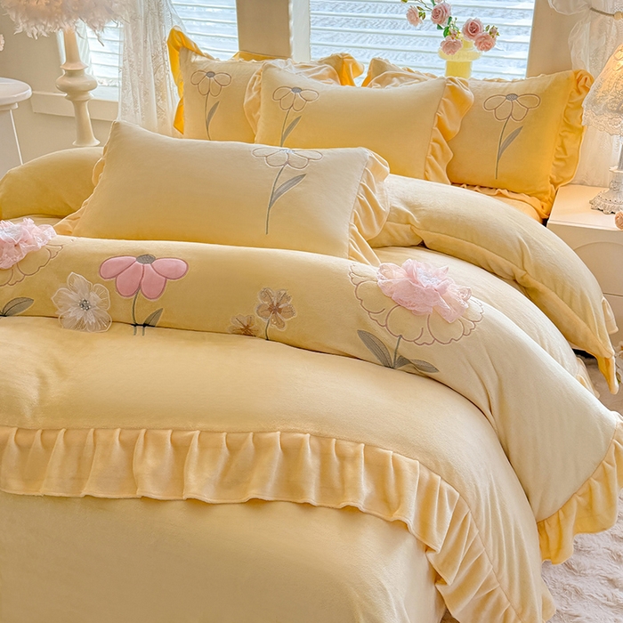 91家纺网 家纺一手货源 找家纺 （总）梦纤绒 2025秋冬新款230g高克重韩版立体盘花牛奶绒绣花四件套-洛丽塔