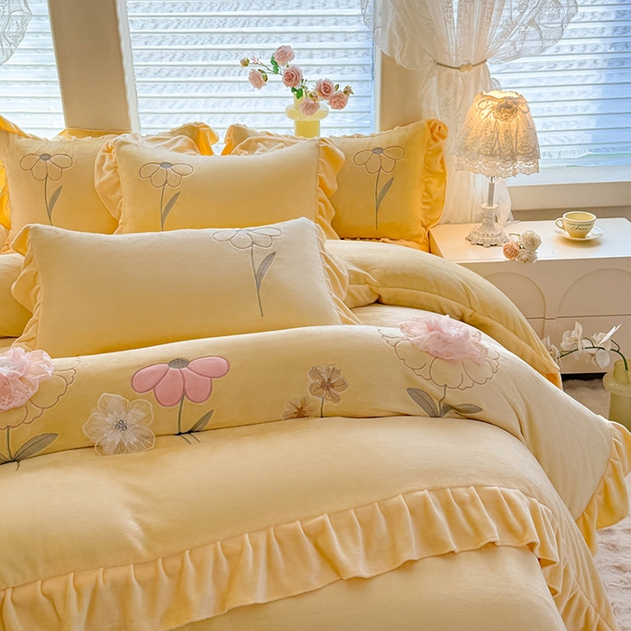 91家纺网 家纺一手货源 找家纺 （总）梦纤绒 2025秋冬新款230g高克重韩版立体盘花牛奶绒绣花四件套-洛丽塔