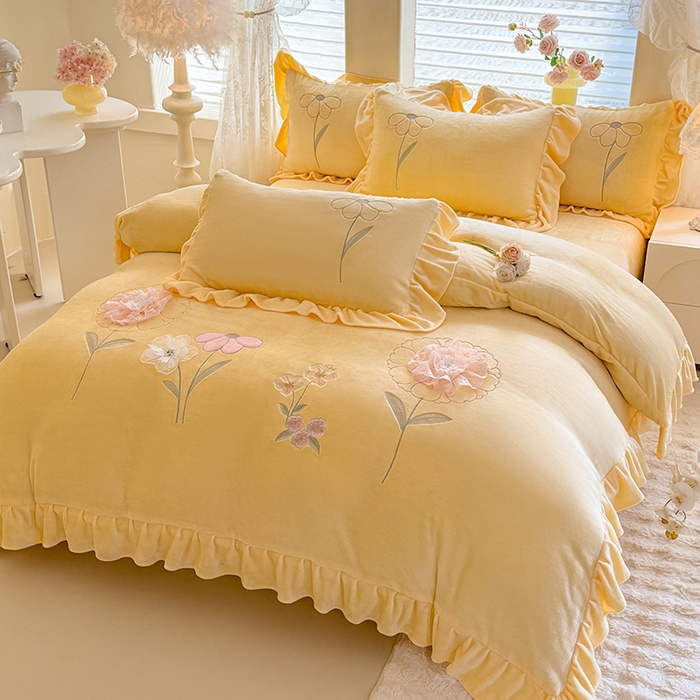 91家纺网 家纺一手货源 找家纺 （总）梦纤绒 2025秋冬新款230g高克重韩版立体盘花牛奶绒绣花四件套-洛丽塔