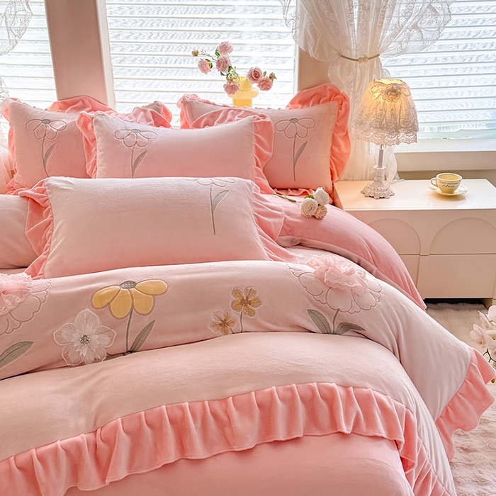 91家纺网 家纺一手货源 找家纺 梦纤绒 2025秋冬新款230g高克重韩版立体盘花牛奶蚕丝绒绣花四件套-洛丽塔 洛丽塔-珍珠粉