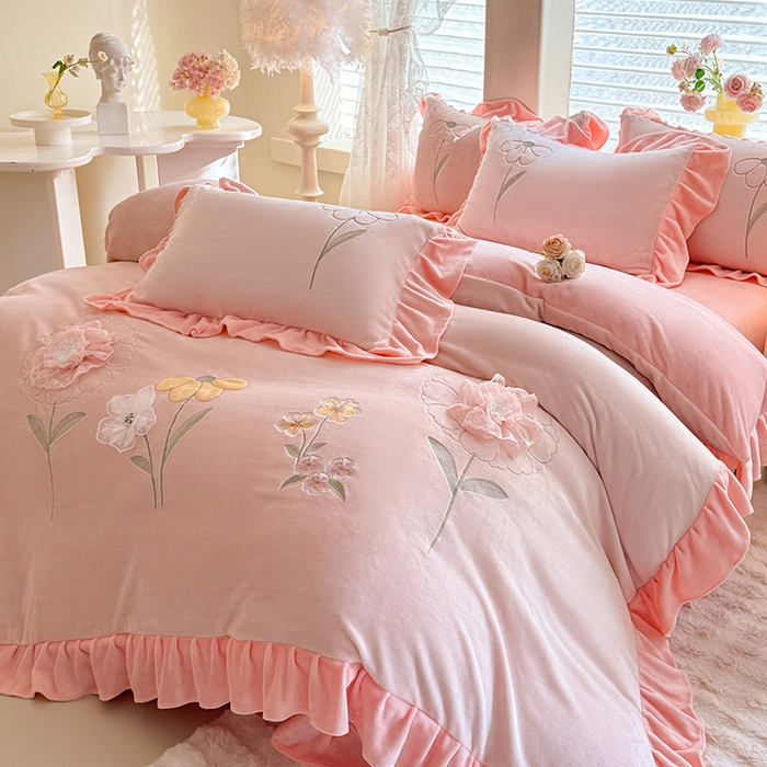 91家纺网 家纺一手货源 找家纺 梦纤绒 2025秋冬新款230g高克重韩版立体盘花牛奶蚕丝绒绣花四件套-洛丽塔 洛丽塔-珍珠粉