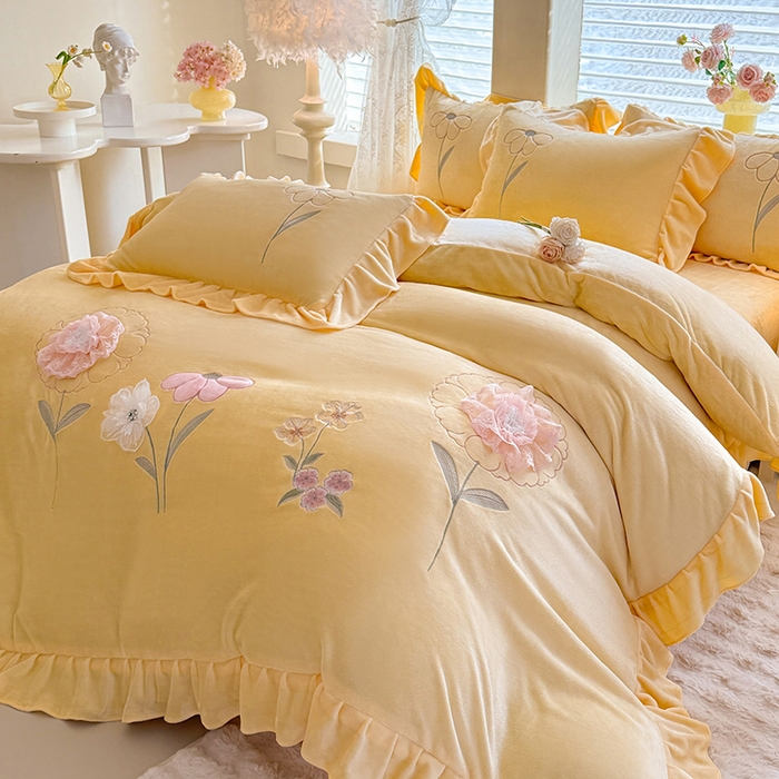 91家纺网 家纺一手货源 找家纺 梦纤绒 2025秋冬新款230g高克重韩版立体盘花牛奶蚕丝绒绣花四件套-洛丽塔 洛丽塔-嫩黄