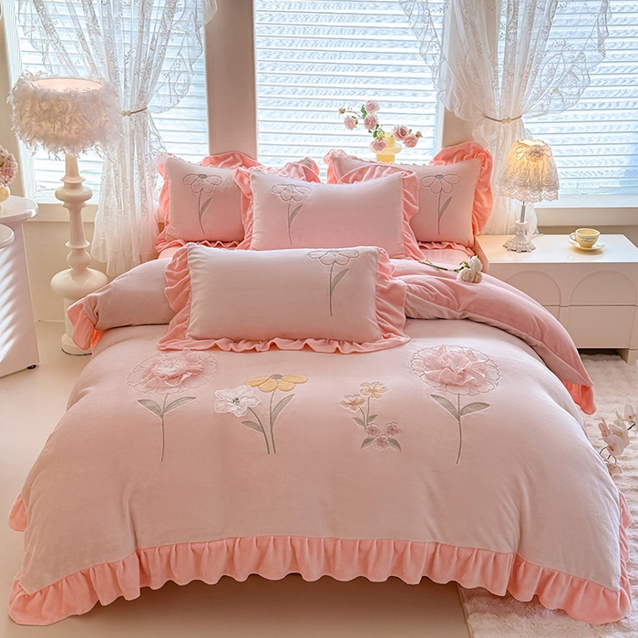 91家纺网 家纺一手货源 找家纺 梦纤绒 2025秋冬新款230g高克重韩版立体盘花牛奶蚕丝绒绣花四件套-洛丽塔 洛丽塔-珍珠粉