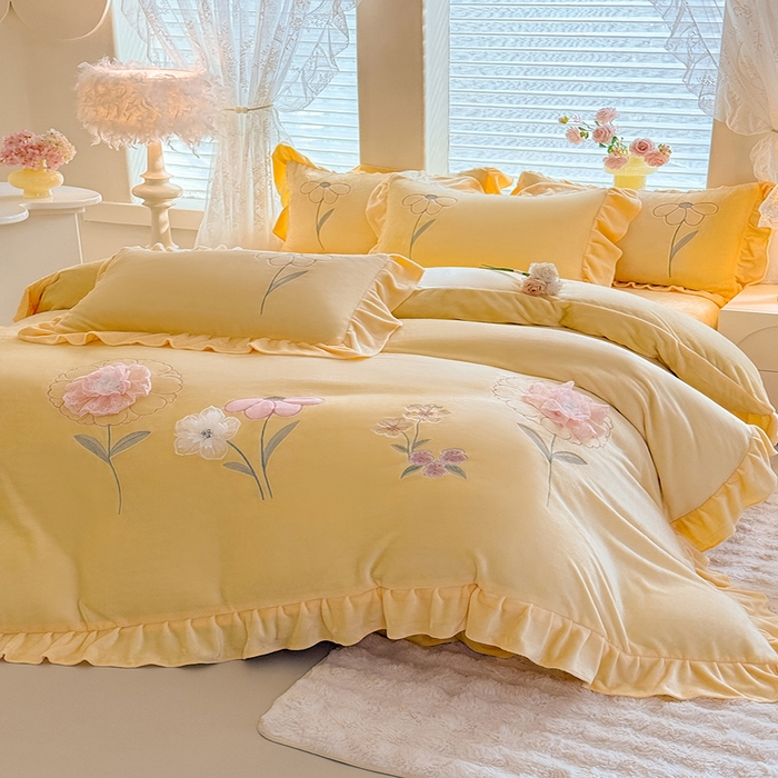 91家纺网 家纺一手货源 找家纺 梦纤绒 2025秋冬新款230g高克重韩版立体盘花牛奶蚕丝绒绣花四件套-洛丽塔 洛丽塔-嫩黄