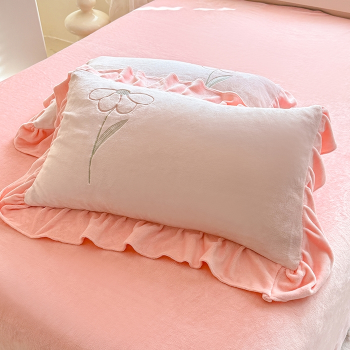 91家纺网 家纺一手货源 找家纺 梦纤绒 2025秋冬新款230g高克重韩版立体盘花牛奶蚕丝绒绣花四件套-洛丽塔 洛丽塔-珍珠粉