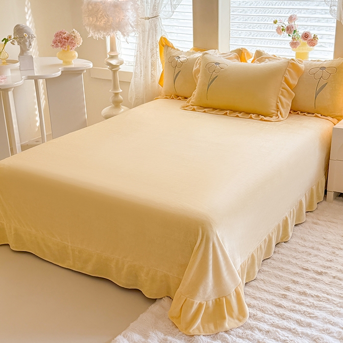 91家纺网 家纺一手货源 找家纺 梦纤绒 2025秋冬新款230g高克重韩版立体盘花牛奶蚕丝绒绣花四件套-洛丽塔 洛丽塔-嫩黄