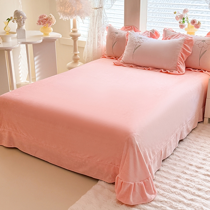 91家纺网 家纺一手货源 找家纺 梦纤绒 2025秋冬新款230g高克重韩版立体盘花牛奶蚕丝绒绣花四件套-洛丽塔 洛丽塔-珍珠粉