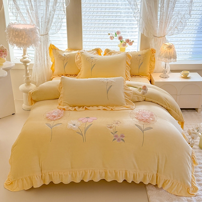 91家纺网 家纺一手货源 找家纺 梦纤绒 2025秋冬新款230g高克重韩版立体盘花牛奶蚕丝绒绣花四件套-洛丽塔 洛丽塔-嫩黄