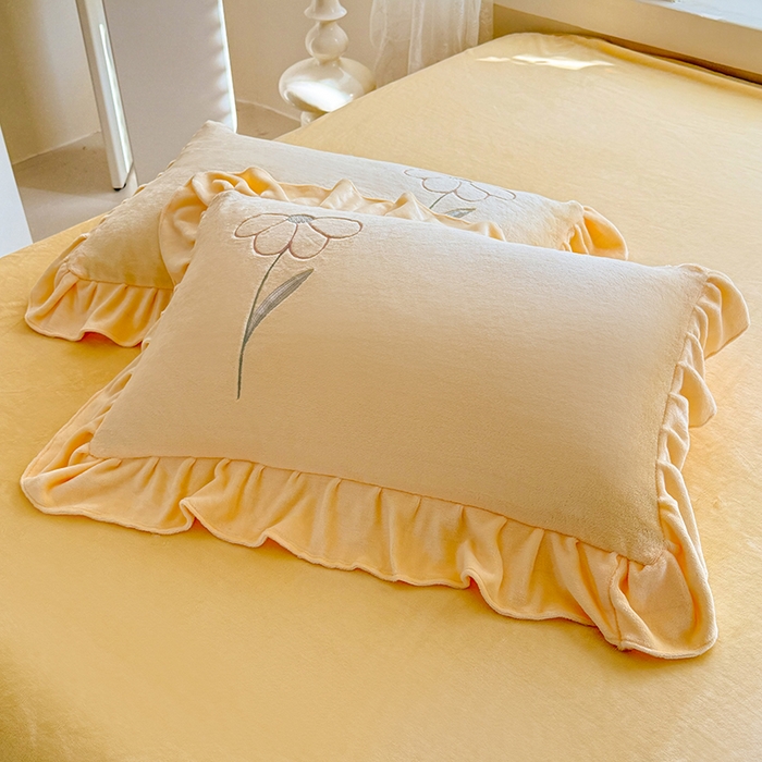 91家纺网 家纺一手货源 找家纺 梦纤绒 2025秋冬新款230g高克重韩版立体盘花牛奶蚕丝绒绣花四件套-洛丽塔 洛丽塔-嫩黄