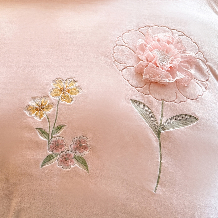 91家纺网 家纺一手货源 找家纺 梦纤绒 2025秋冬新款230g高克重韩版立体盘花牛奶蚕丝绒绣花四件套-洛丽塔 洛丽塔-珍珠粉