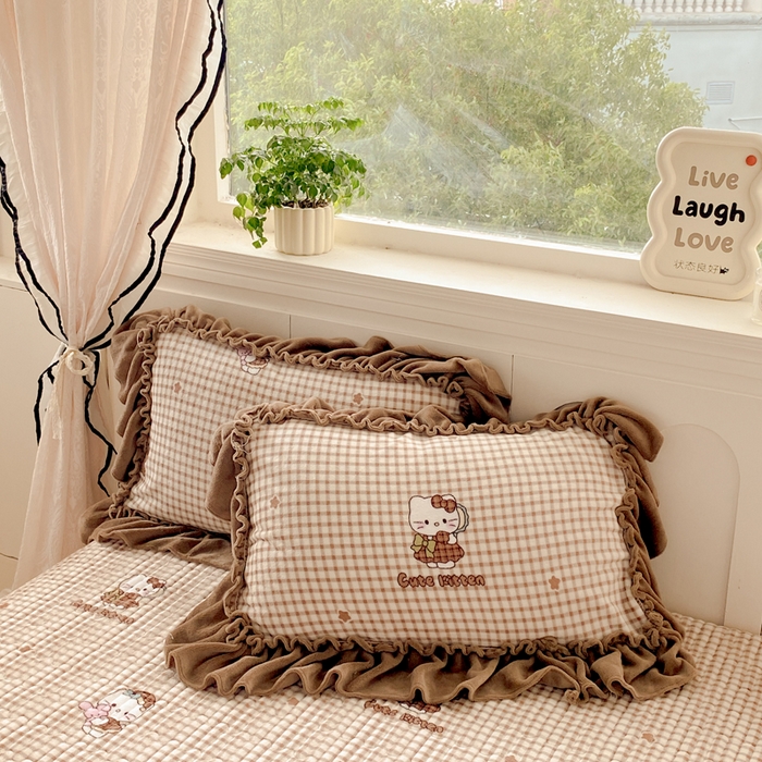 91家纺网 家纺一手货源 找家纺 大麦家纺 2025新款高克重牛奶绒花边床盖四件套 美拉德猫