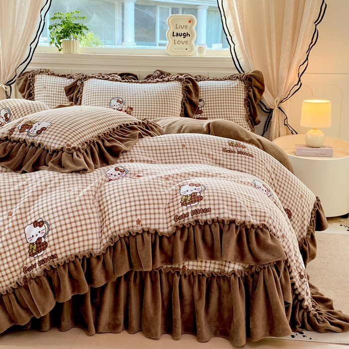 91家纺网 家纺一手货源 找家纺 大麦家纺 2025新款高克重牛奶绒花边床盖四件套 美拉德猫