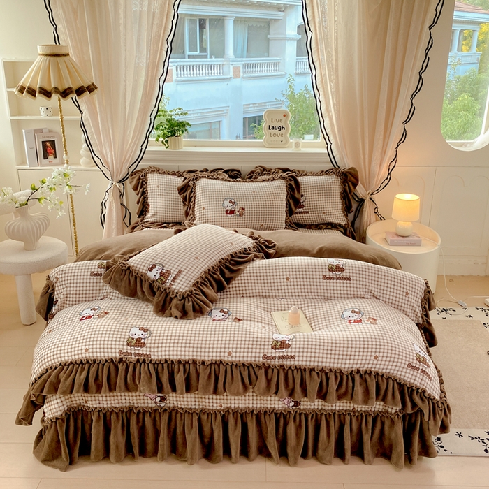 91家纺网 家纺一手货源 找家纺 大麦家纺 2025新款高克重牛奶绒花边床盖四件套 美拉德猫