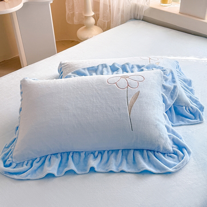 91家纺网 家纺一手货源 找家纺 梦纤绒 2025秋冬新款230g高克重韩版立体盘花牛奶蚕丝绒绣花四件套-洛丽塔 洛丽塔-婴儿蓝