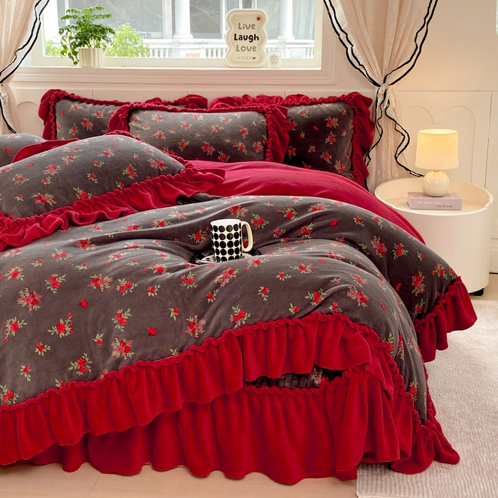 91家纺网 家纺一手货源 找家纺 大麦家纺 2025新款高克重牛奶绒花边床盖四件套 玫瑰故事