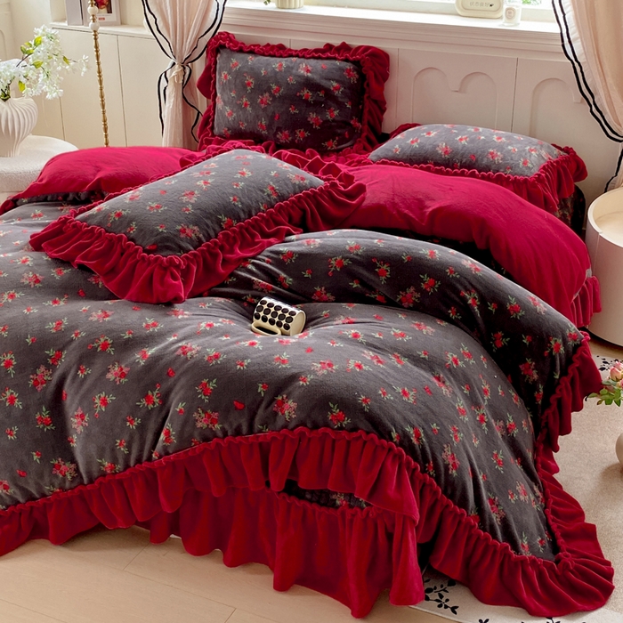 91家纺网 家纺一手货源 找家纺 大麦家纺 2025新款高克重牛奶绒花边床盖四件套 玫瑰故事