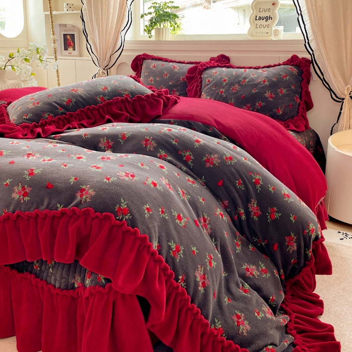 91家纺网 家纺一手货源 找家纺 大麦家纺 2025新款高克重牛奶绒花边床盖四件套 玫瑰故事