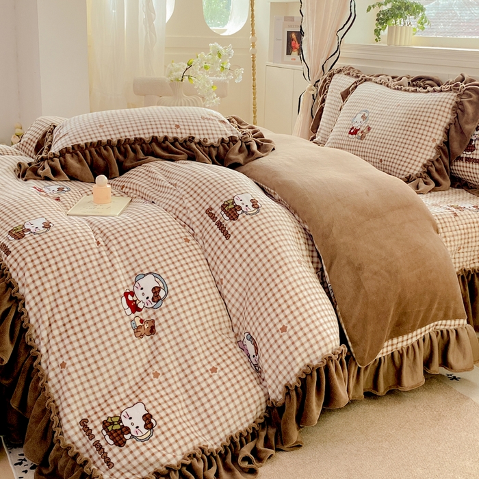 91家纺网 家纺一手货源 找家纺 大麦家纺 2025新款高克重牛奶绒花边床盖四件套 美拉德猫