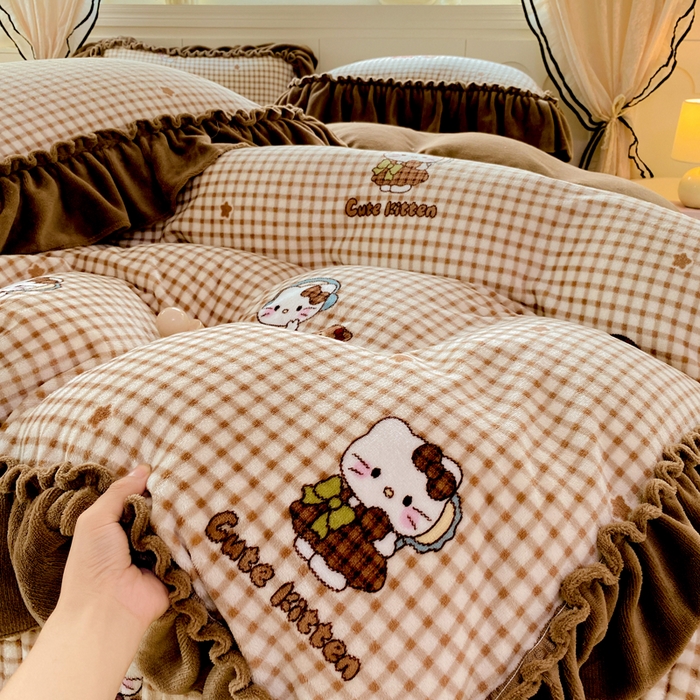 91家纺网 家纺一手货源 找家纺 大麦家纺 2025新款高克重牛奶绒花边床盖四件套 美拉德猫