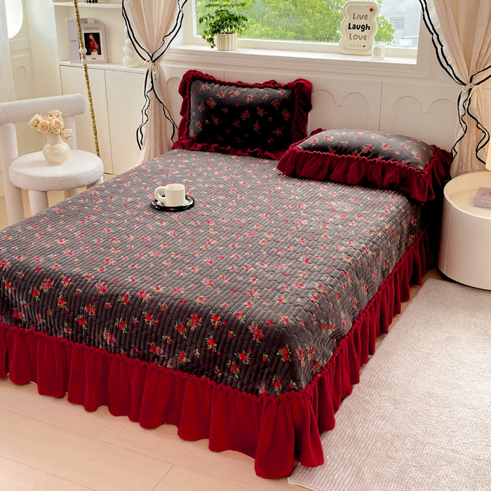 91家纺网 家纺一手货源 找家纺 大麦家纺 2025新款高克重牛奶绒花边床盖四件套 玫瑰故事