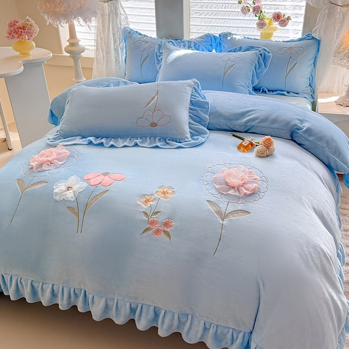 91家纺网 家纺一手货源 找家纺 梦纤绒 2025秋冬新款230g高克重韩版立体盘花牛奶蚕丝绒绣花四件套-洛丽塔 洛丽塔-婴儿蓝