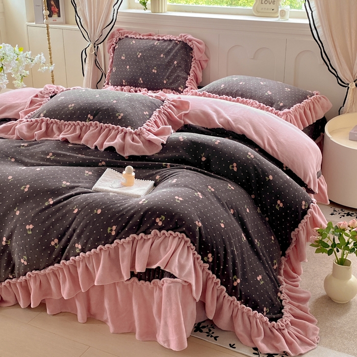 91家纺网 家纺一手货源 找家纺 大麦家纺 2025新款高克重牛奶绒花边床盖四件套 复古樱桃