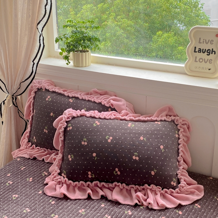 91家纺网 家纺一手货源 找家纺 大麦家纺 2025新款高克重牛奶绒花边床盖四件套 复古樱桃