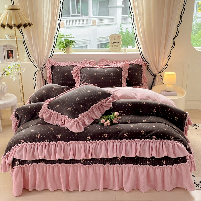 91家纺网 家纺一手货源 找家纺 大麦家纺 2025新款高克重牛奶绒花边床盖四件套 复古樱桃