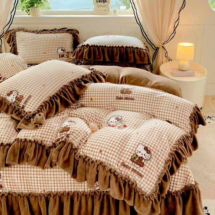 91家纺网 家纺一手货源 找家纺 大麦家纺 2025新款高克重牛奶绒花边床盖四件套 美拉德猫