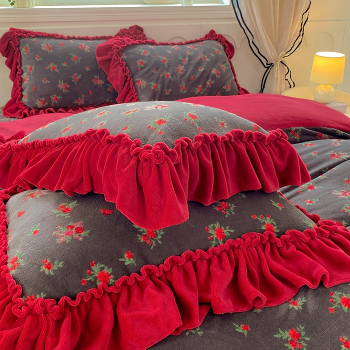 91家纺网 家纺一手货源 找家纺 大麦家纺 2025新款高克重牛奶绒花边床盖四件套 玫瑰故事