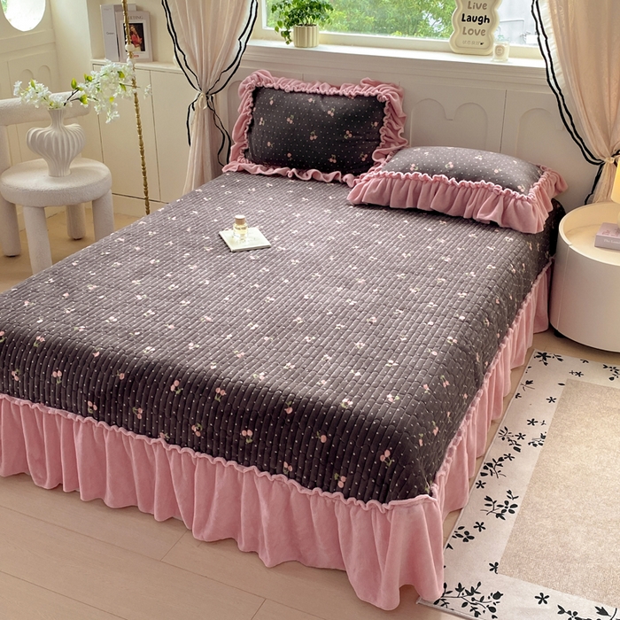 91家纺网 家纺一手货源 找家纺 大麦家纺 2025新款高克重牛奶绒花边床盖四件套 复古樱桃