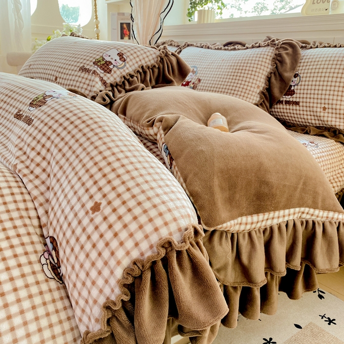 91家纺网 家纺一手货源 找家纺 大麦家纺 2025新款高克重牛奶绒花边床盖四件套 美拉德猫