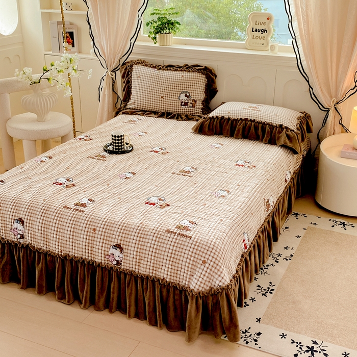 91家纺网 家纺一手货源 找家纺 大麦家纺 2025新款高克重牛奶绒花边床盖四件套 美拉德猫