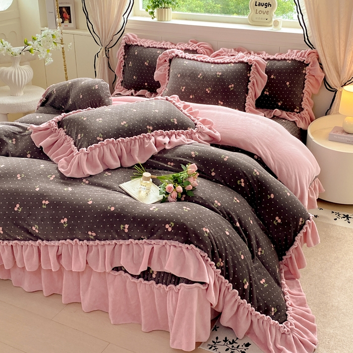 91家纺网 家纺一手货源 找家纺 大麦家纺 2025新款高克重牛奶绒花边床盖四件套 复古樱桃