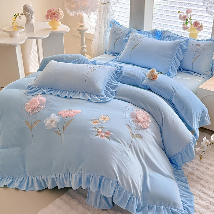 91家纺网 家纺一手货源 找家纺 梦纤绒 2025秋冬新款230g高克重韩版立体盘花牛奶蚕丝绒绣花四件套-洛丽塔 洛丽塔-婴儿蓝