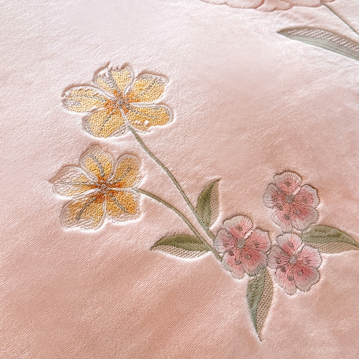 91家纺网 家纺一手货源 找家纺 梦纤绒 2025秋冬新款230g高克重韩版立体盘花牛奶蚕丝绒绣花四件套-洛丽塔 洛丽塔-珍珠粉