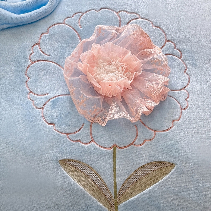 91家纺网 家纺一手货源 找家纺 梦纤绒 2025秋冬新款230g高克重韩版立体盘花牛奶蚕丝绒绣花四件套-洛丽塔 洛丽塔-婴儿蓝