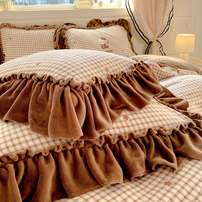 91家纺网 家纺一手货源 找家纺 大麦家纺 2025新款高克重牛奶绒花边床盖四件套 美拉德猫