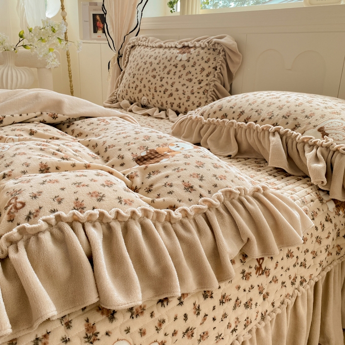 91家纺网 家纺一手货源 找家纺 大麦家纺 2025新款高克重牛奶绒花边床盖四件套 织梦空间