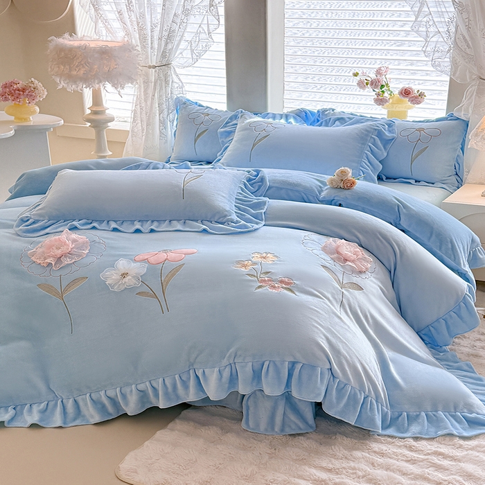 91家纺网 家纺一手货源 找家纺 梦纤绒 2025秋冬新款230g高克重韩版立体盘花牛奶蚕丝绒绣花四件套-洛丽塔 洛丽塔-婴儿蓝