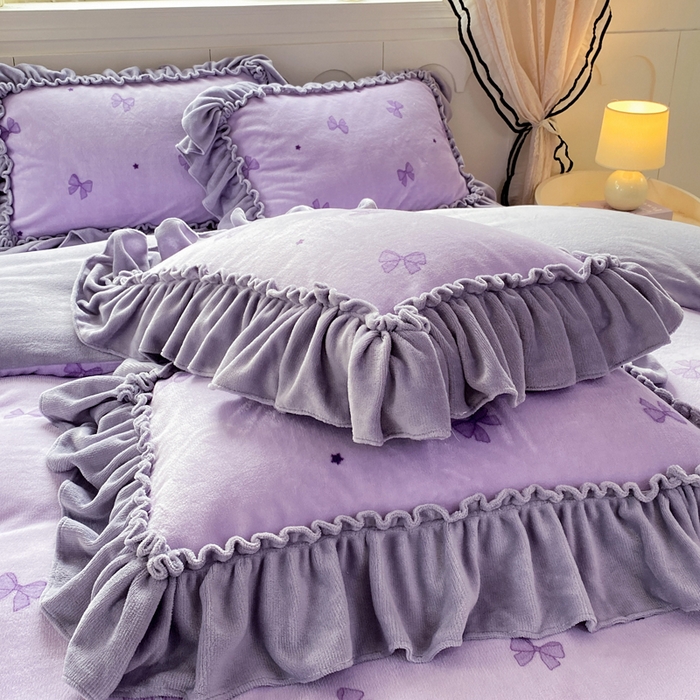 91家纺网 家纺一手货源 找家纺 大麦家纺 2025新款高克重牛奶绒花边床盖四件套 蝴蝶结紫色