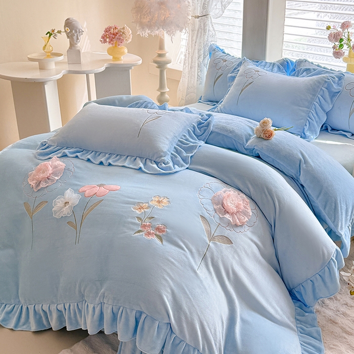 91家纺网 家纺一手货源 找家纺 梦纤绒 2025秋冬新款230g高克重韩版立体盘花牛奶蚕丝绒绣花四件套-洛丽塔 洛丽塔-婴儿蓝