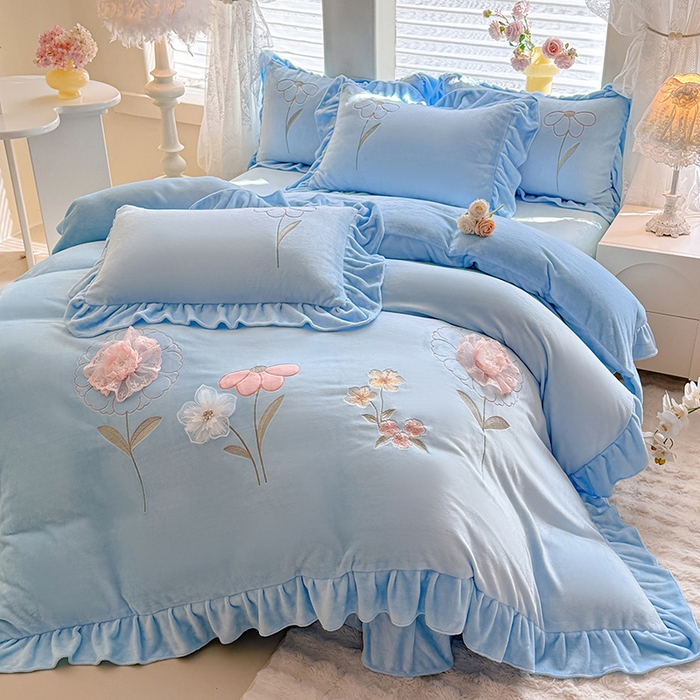 91家纺网 家纺一手货源 找家纺 梦纤绒 2025秋冬新款230g高克重韩版立体盘花牛奶蚕丝绒绣花四件套-洛丽塔 洛丽塔-婴儿蓝