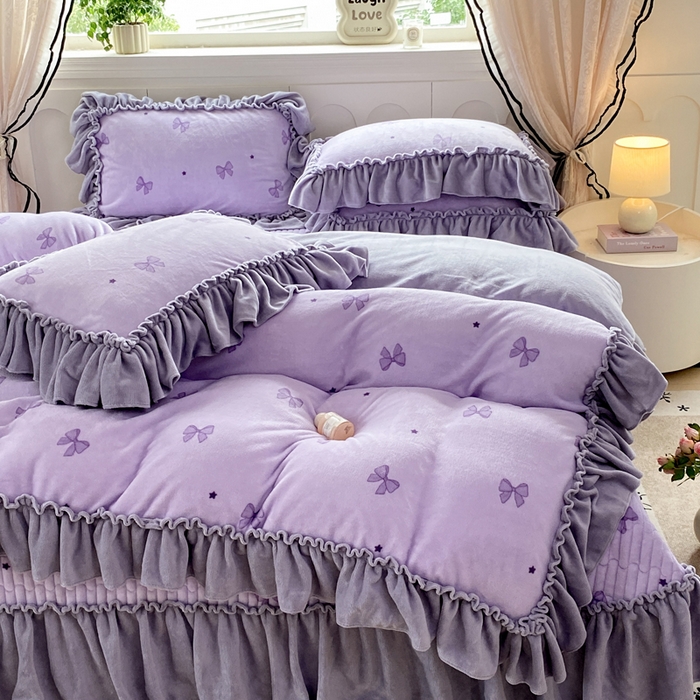91家纺网 家纺一手货源 找家纺 大麦家纺 2025新款高克重牛奶绒花边床盖四件套 蝴蝶结紫色